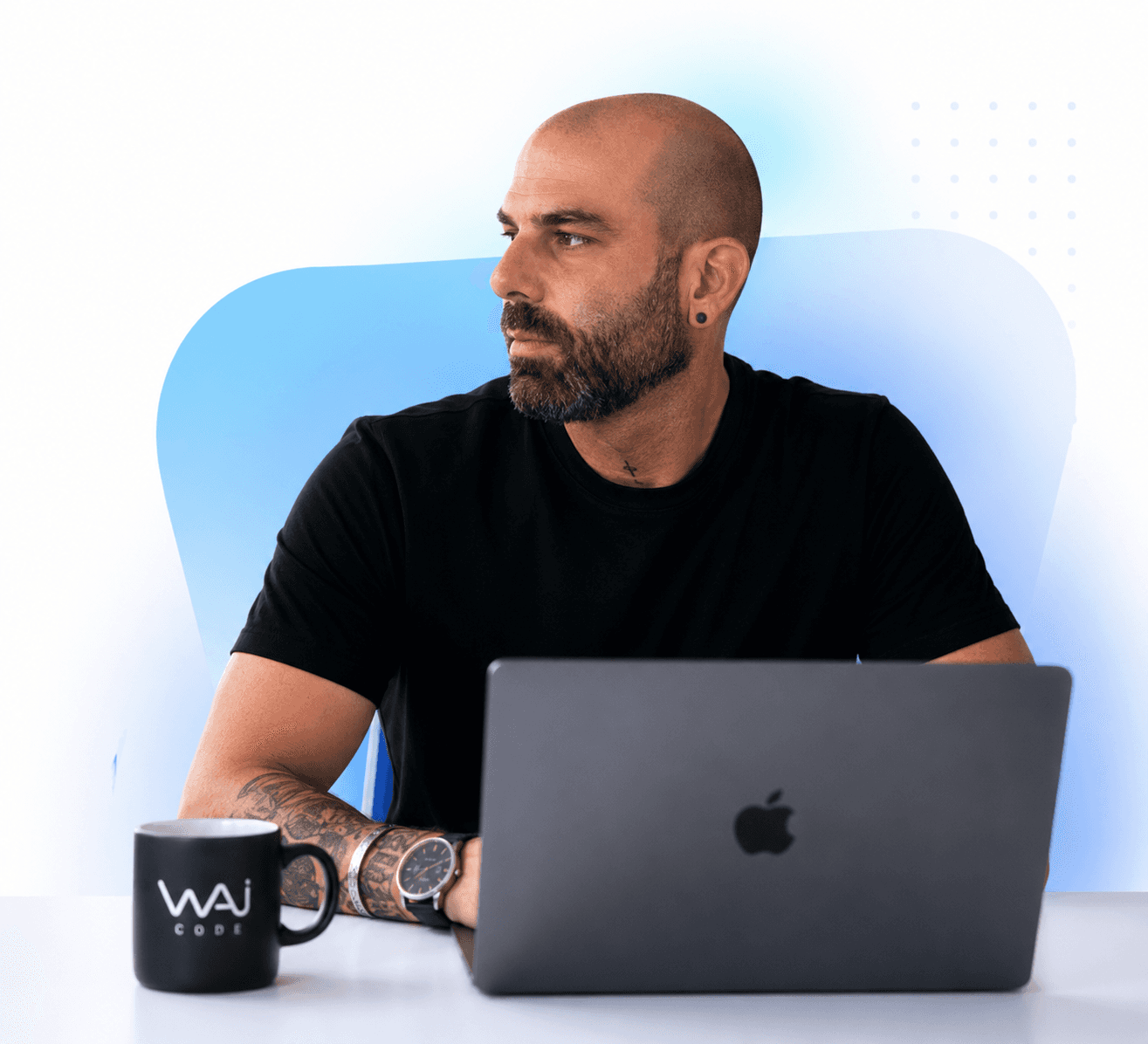 David, fundador de WAI Code, trabajando con su portátil
